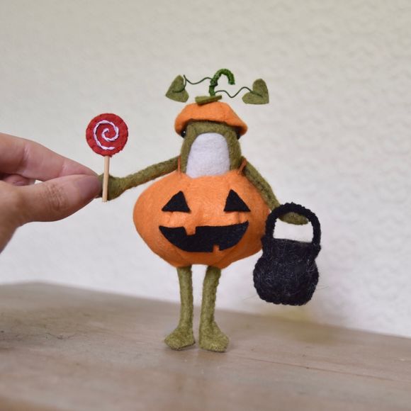 Miniature Pumpkin Halloween Outfit For Frog Doll - Sewing Pattern - Tutorial 