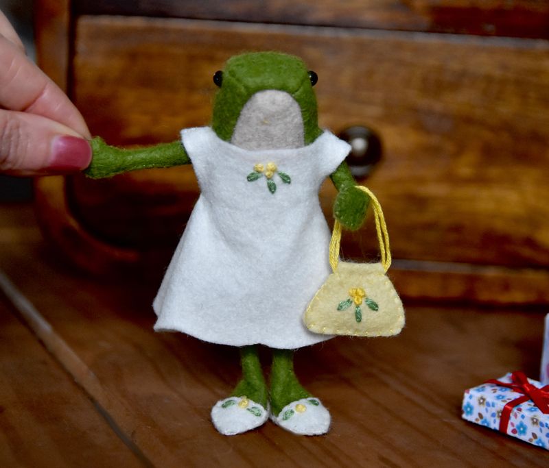 Miniature Party Dress Felt Sewing Pattern with Gift Boxes for Frog