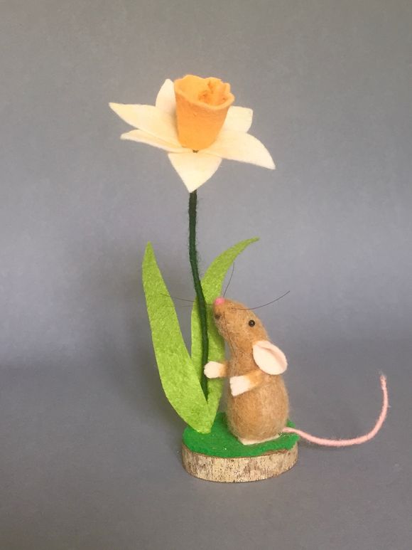 Needle felted mouse under a daffodil 