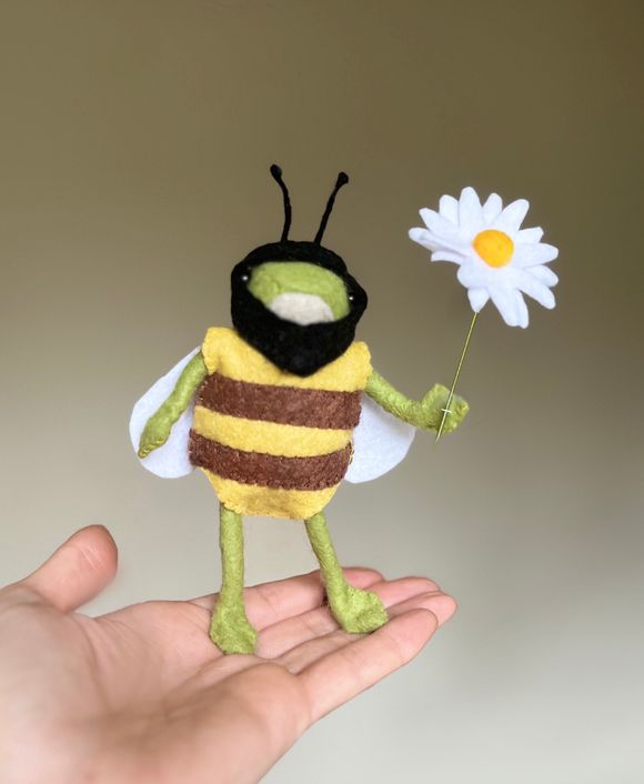 PDF Miniature Bee / Outfit / Costume  Sewing Pattern for Frog and other small animal dolls