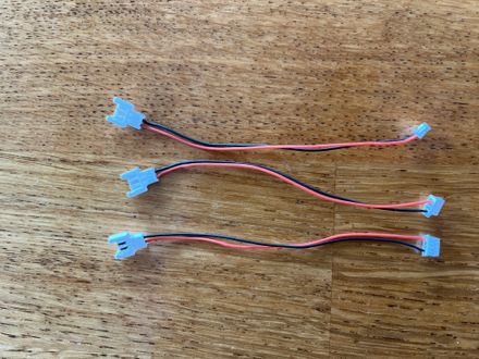 Battery connection leads DJ Touch 1 (CYD board) to a 3.7V LiPo battery (3 pcs)