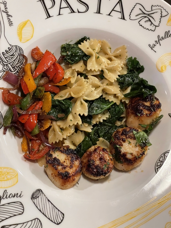 Blackened Scallops with Spinach Bow Ties, Peppers, Garlic, &amp; Onions