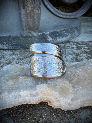 Vintage Floral Spoon Ring - Size 8 Stainless Steel Wrap Ring (1970s Upcycled Dinner Spoon)