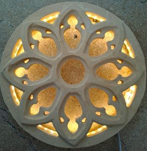 Lampada "Corona di Luce", Rosone Luminoso in Pietra Leccese