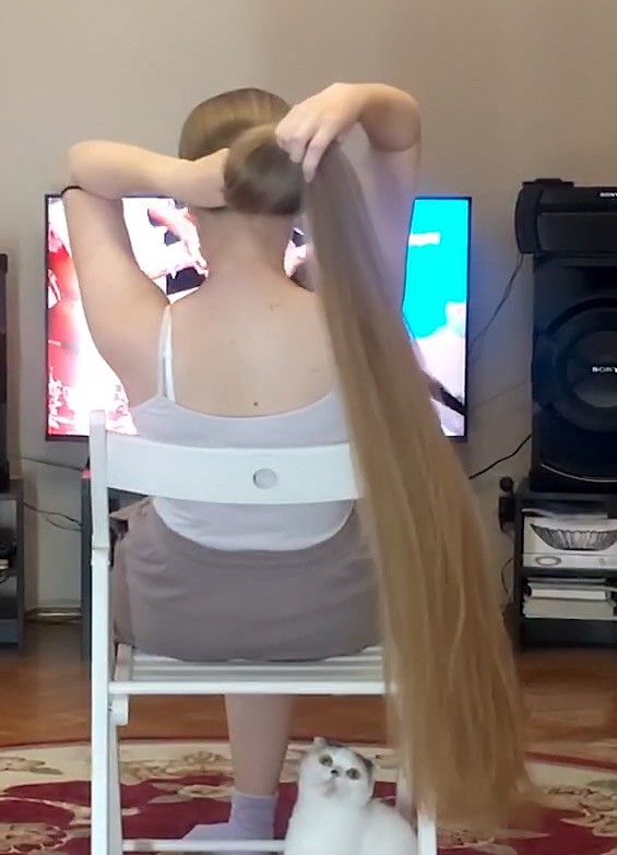 VIDEO - Blondie&#x27;s long hair show