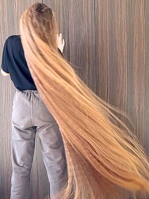 VIDEO - A pool of ultra long blonde hair (part 2)