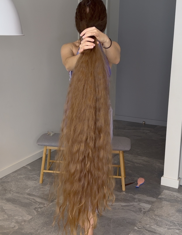 VIDEO - Floor length hair dream