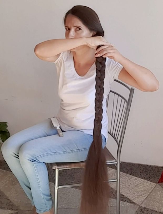 VIDEO - Parting, brushing and hairstyles