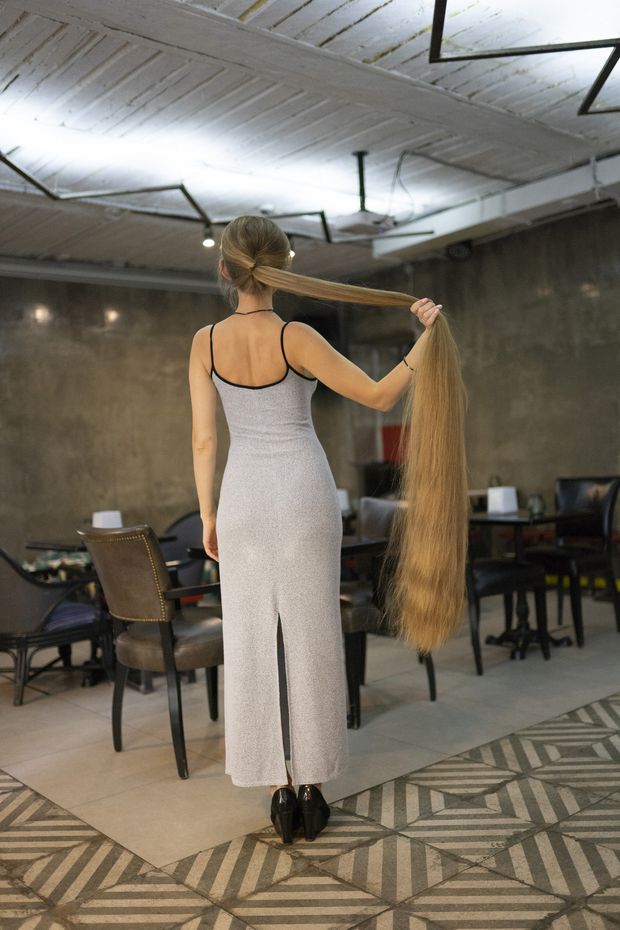 PHOTO SET - A massive blonde mane and a perfect ponytail