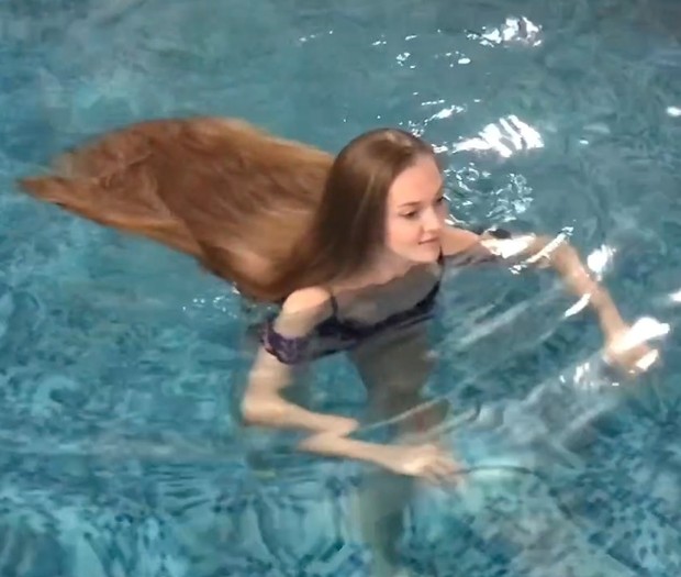 VIDEO - Rapunzel bathing
