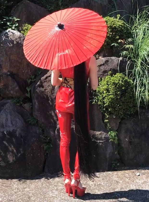 VIDEO - Very long black hair and a red suit
