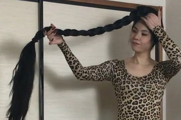 VIDEO - In front of her face 5