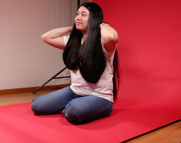 VIDEO - Really long black hair on red
