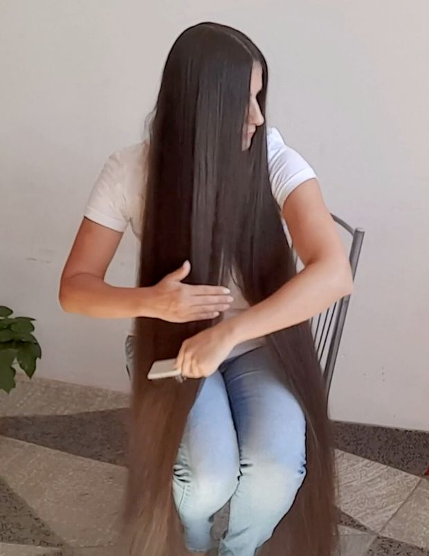 VIDEO - Parting, brushing and hairstyles