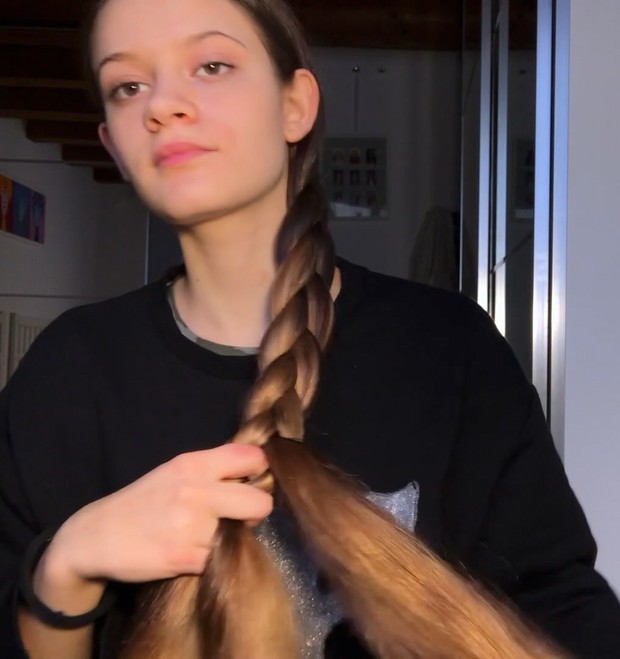 VIDEO - Ottavia&#x27;s thick hair play 2