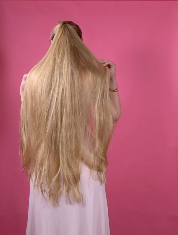 VIDEO - The ponytail and bun show perfection on pink