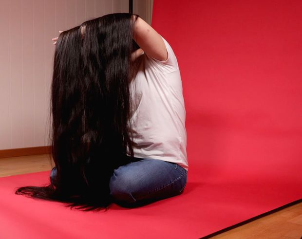VIDEO - Really long black hair on red