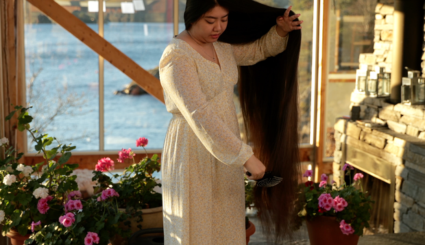 VIDEO - Isabell brushing her very long hair