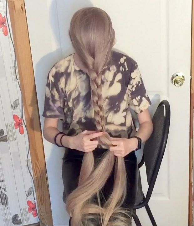 VIDEO - The blonde with the silky hair