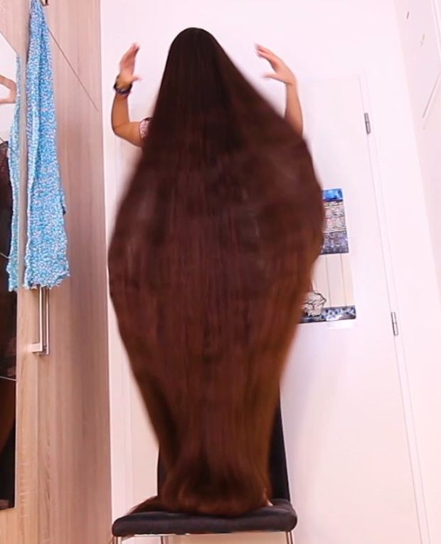 VIDEO - Extreme hair in front of her face