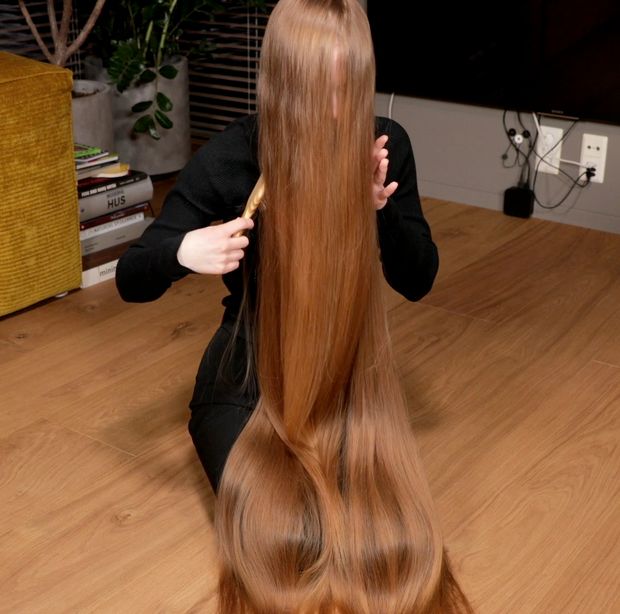 VIDEO - Blonde calf length hair floor show