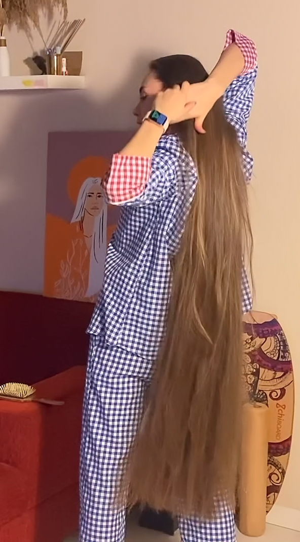VIDEO - Extreme calf length hair in front of her face (part 1)
