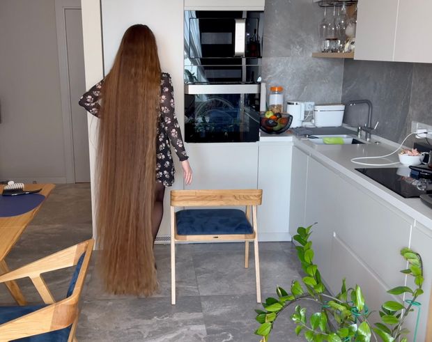 VIDEO - Lady with two meter long hair