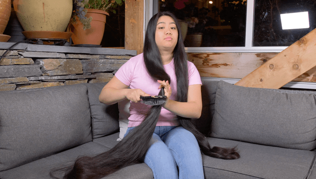 VIDEO - Rapunzel brushing in the sofa