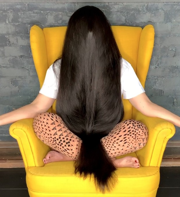 VIDEO - Very thick and long hair covering