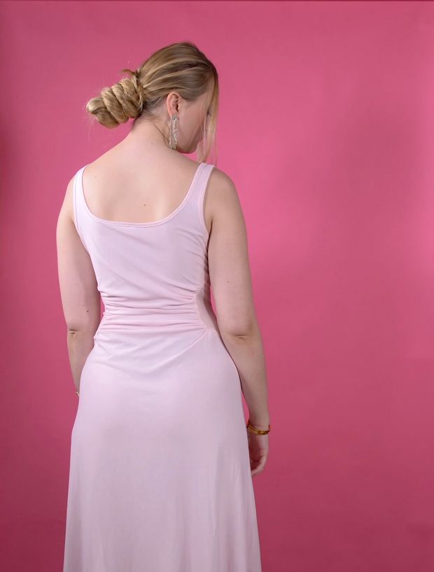 VIDEO - The ponytail and bun show perfection on pink