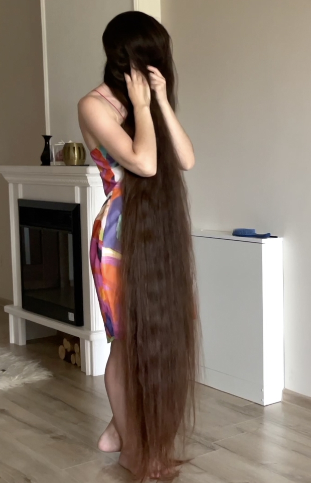 VIDEO - Ivanna loves her hair length
