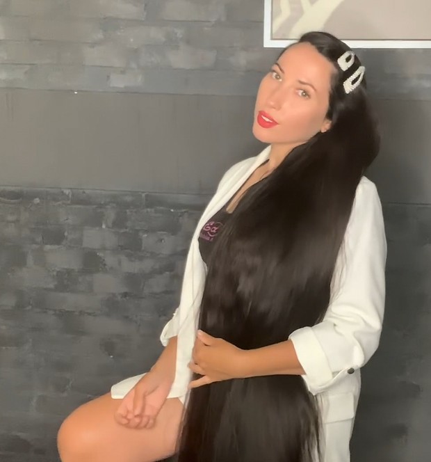 VIDEO - Mila&#x27;s high ponytail
