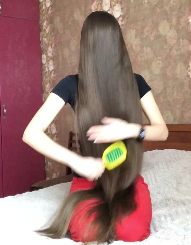 VIDEO - Super soft bundrops in front of her face