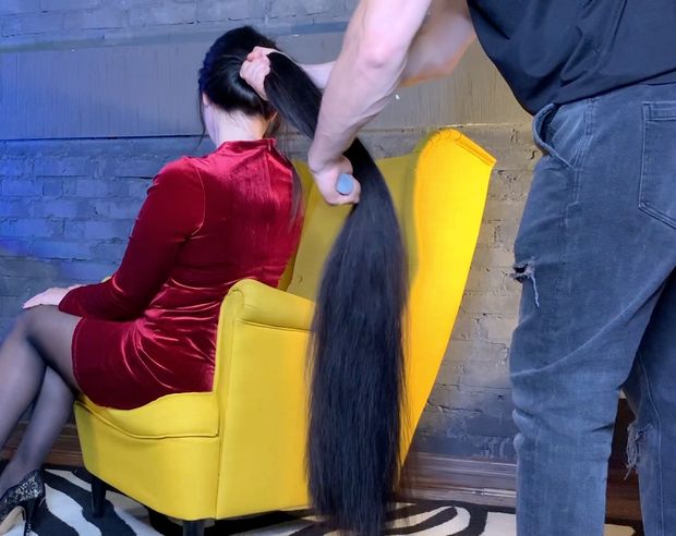 VIDEO - She needs help with her heavy hair brushing