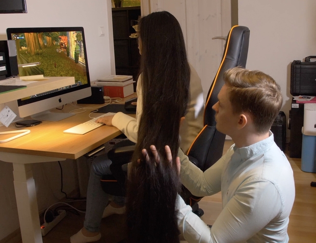 VIDEO - Super long haired gamer