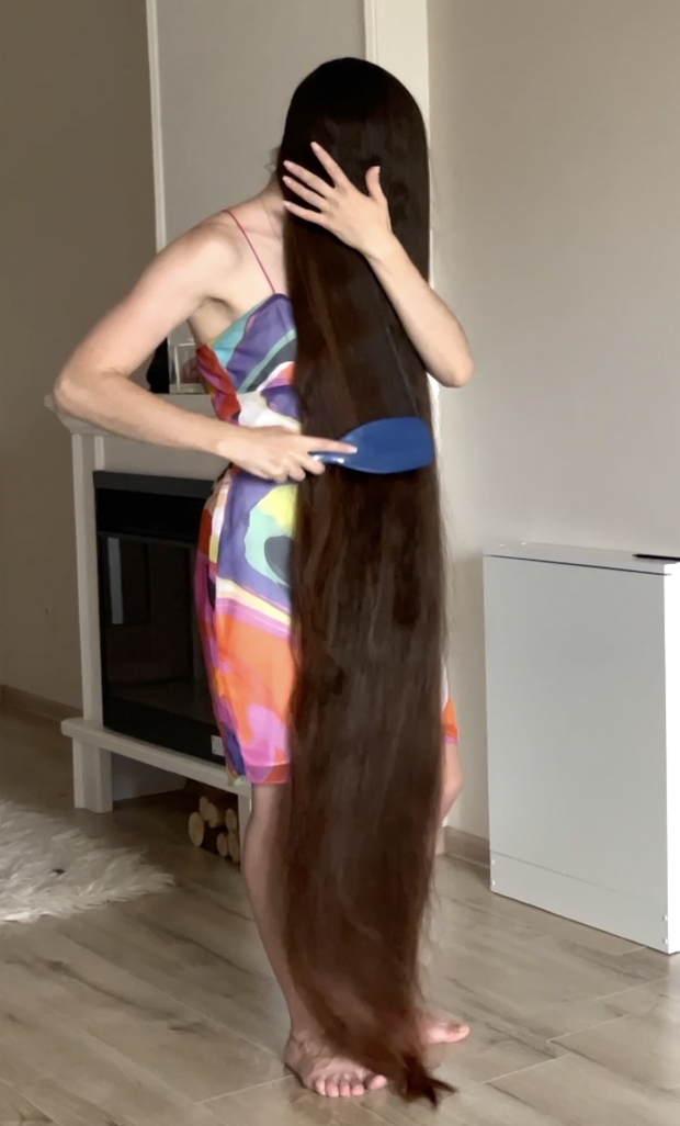 VIDEO - Ivanna loves her hair length