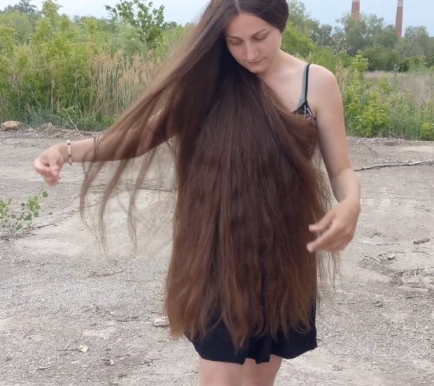VIDEO - Displaying her massive mane in the wind