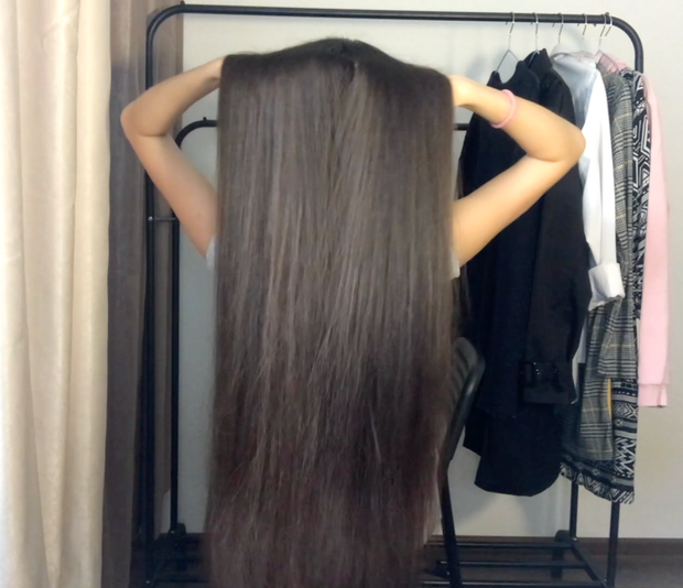 VIDEO - A silky, long, dark mane