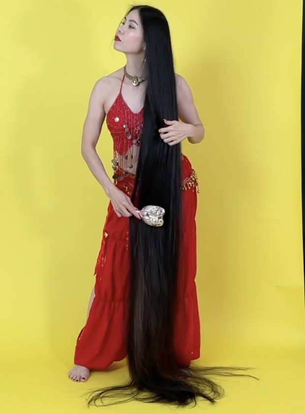 VIDEO - Beyond floor length hair belly dancer
