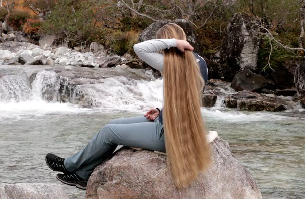 VIDEO - A walk to the mountain river