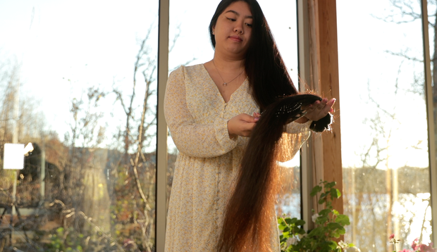 VIDEO - Isabell brushing her very long hair