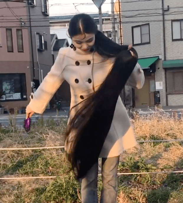 VIDEO - Floor length hair in public 2