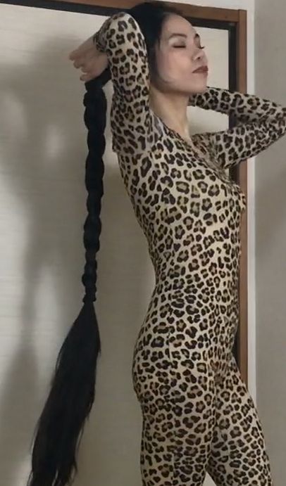 VIDEO - In front of her face 5