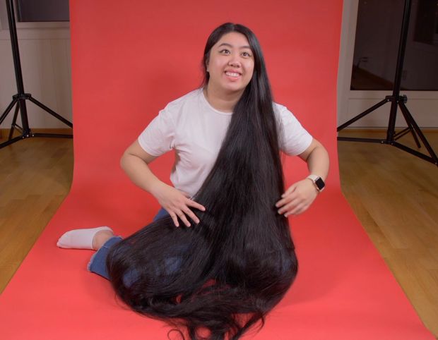 VIDEO - Really long black hair on red