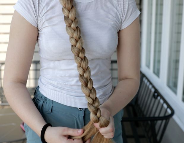 VIDEO - Blonde Rapunzel&#x27;s ultra beautiful hair