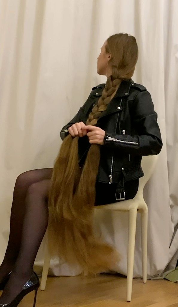 VIDEO - Elegant Real Life Rapunzel with extreme hair