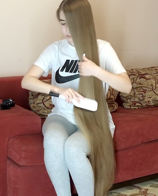 VIDEO - Red sofa, blonde hair