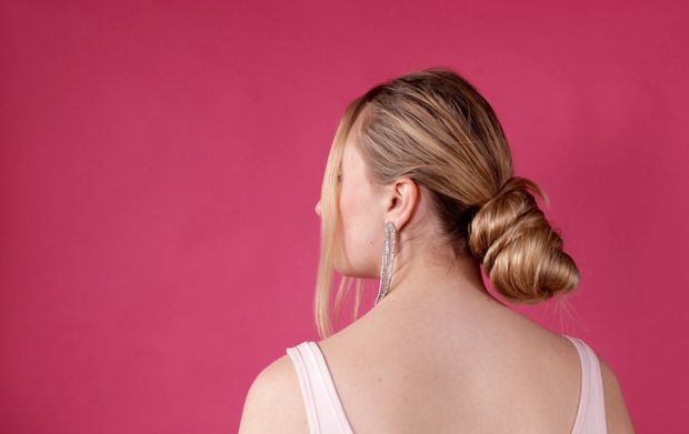 VIDEO - The ponytail and bun show perfection on pink