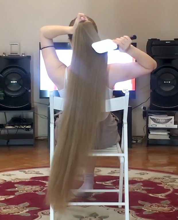 VIDEO - Blondie&#x27;s long hair show