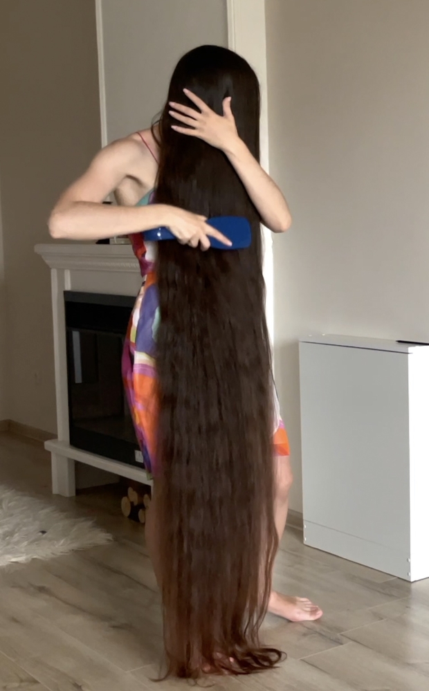 VIDEO - Ivanna loves her hair length
